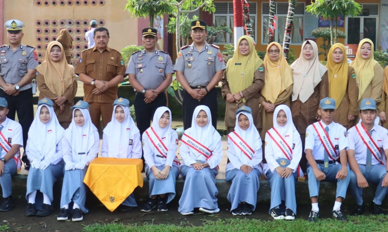 Kapolres Pasaman Barat AKBP Agung Tribawanto bersama kepala sekolah, majelis guru dan siswa SMAN 1 Pasaman, Senin (19/10/2026).