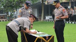 Kapolres Payakumbuh AKBP Irwan Andeta saat upacara Sertijab Kasat Intelkam dan Kapolsek Situjuh di Lapangan Apel Mapolres Payakumbuh, Rabu (14/10/2026)