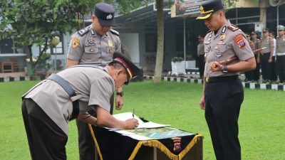 Kapolres Payakumbuh AKBP Irwan Andeta saat upacara Sertijab Kasat Intelkam dan Kapolsek Situjuh di Lapangan Apel Mapolres Payakumbuh, Rabu (14/10/2026)