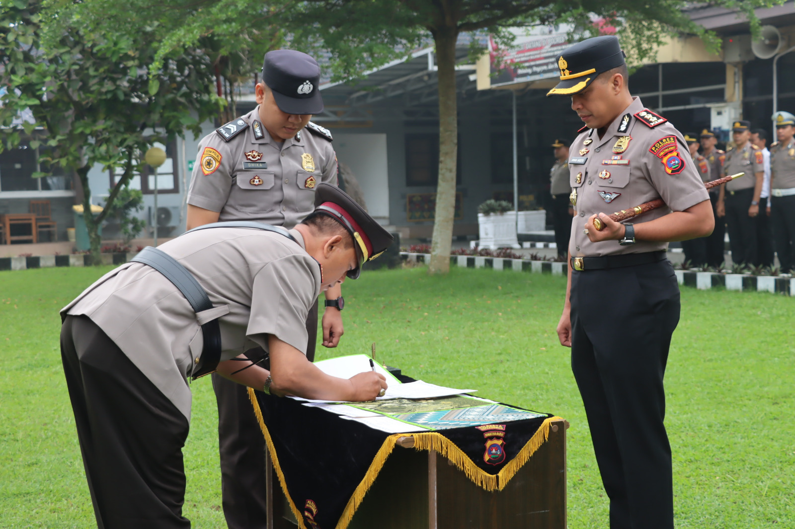 Kapolres Payakumbuh AKBP Irwan Andeta saat upacara Sertijab Kasat Intelkam dan Kapolsek Situjuh di Lapangan Apel Mapolres Payakumbuh, Rabu (14/10/2026)