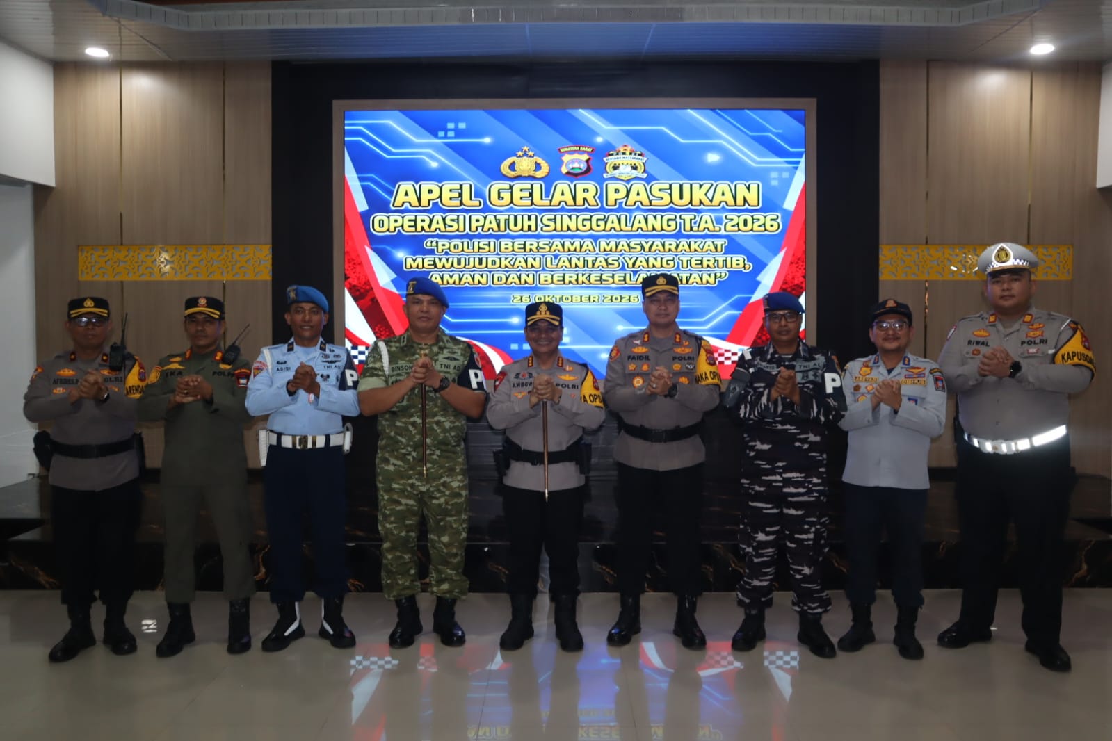 Kapolresta Padang Kombes Pol. Apri Wibowo saat memimpin Apel Gelar Pasukan Operasi Patuh Singgalang di Aula Polresta Padang, Senin (26/10/2026).