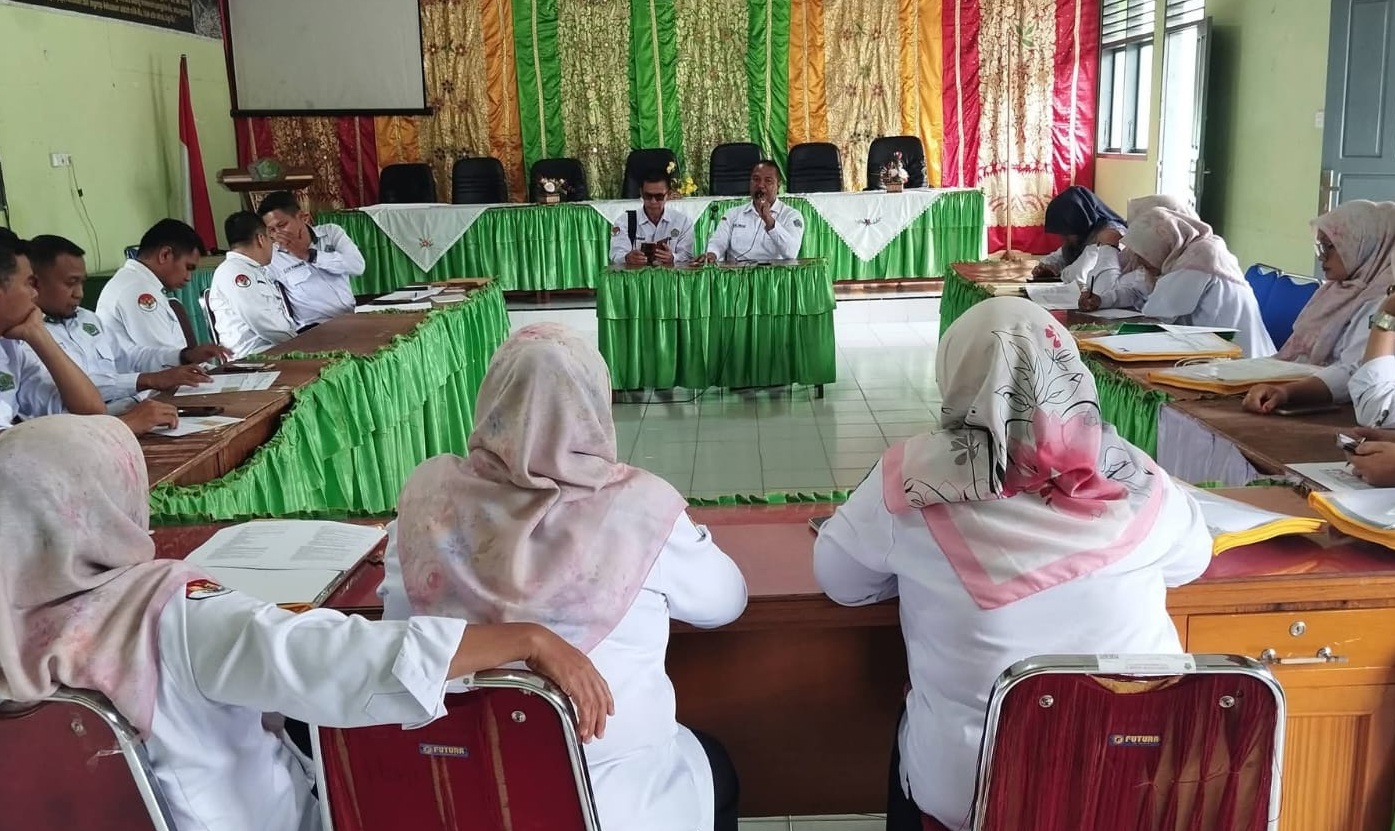 Kasi Bimas Kantor Kementerian Agama Kabupaten Solok Selatan H. Syaiful Anwar, S.Sos.I, M.Sos saat memimpin rapat persiapan MTQN Tingkat Solok Selatan, Senin (26/10/2026).