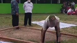 Kasi Pendis Putra Alizar, S.H.I, MH saat meninjau poses persiapan peringatan Hari Santri di Pondok Pesantren Bustanul Huda, Malus.