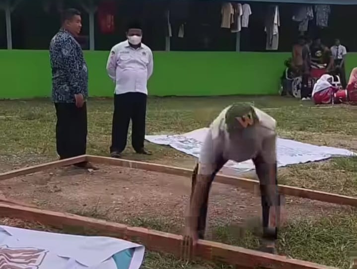 Kasi Pendis Putra Alizar, S.H.I, MH saat meninjau poses persiapan peringatan Hari Santri di Pondok Pesantren Bustanul Huda, Malus.