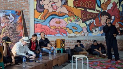 Kegiatan diskusi yang digelar Ampadu Tanah dan Komunitas Seni Kuflet di ISI Padangpanjang, Kamis (08/10/2026) malam.  