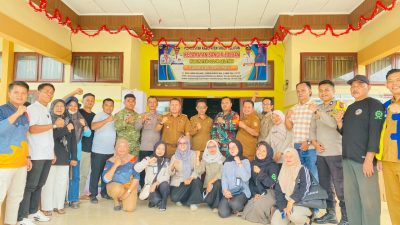 Kepala Bidang Pemerintahan Nagari,Dinas Sosial PMD Joni Pardilo ikut mengawasi pendistribusian logistik di Kecamatan Sangir Jujuan dan Sangir Batang Hari.