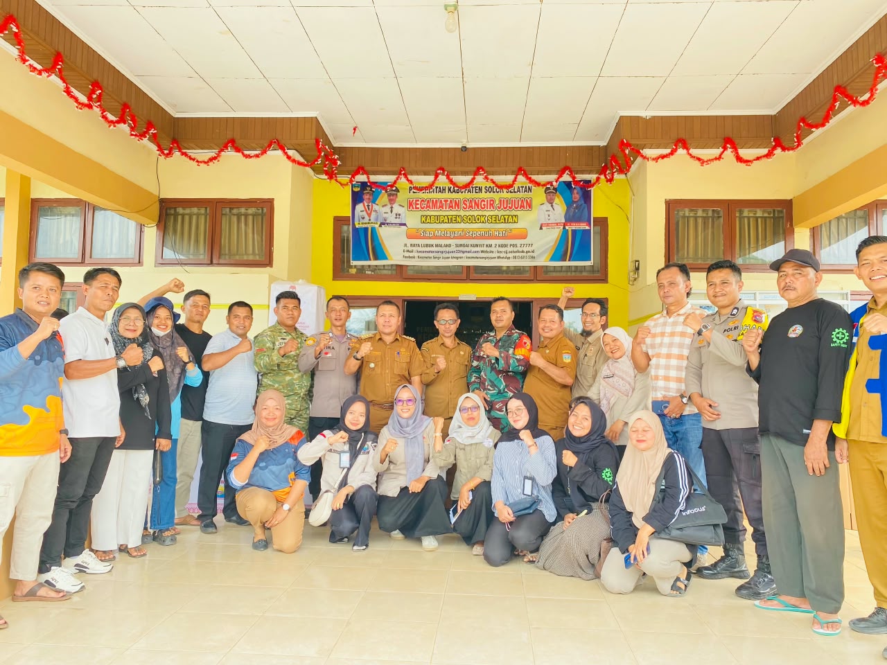 Kepala Bidang Pemerintahan Nagari,Dinas Sosial PMD Joni Pardilo ikut mengawasi pendistribusian logistik di Kecamatan Sangir Jujuan dan Sangir Batang Hari.