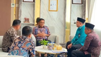 Bupati Solok Selatan Khairunas bersama Kepala Kemenag Fitriyoni didampingi Kasi Pendis Putra Alizar, S.H.I, MH, Kasi Penyelenggara Zakat Wakaf, Yusriadi.