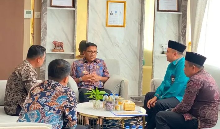 Bupati Solok Selatan Khairunas bersama Kepala Kemenag Fitriyoni didampingi Kasi Pendis Putra Alizar, S.H.I, MH, Kasi Penyelenggara Zakat Wakaf, Yusriadi.