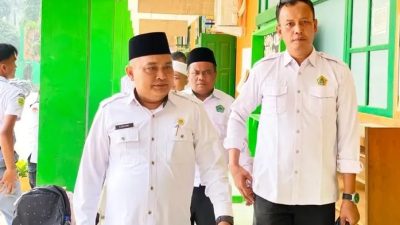 Kepala Kantor Kemenag Solok Selatan Fitriyoni didampingi Kasi Pendis Putra Alizar saat peninjauan lokasi gedung SBSN MAN 1 Solok Selatan.