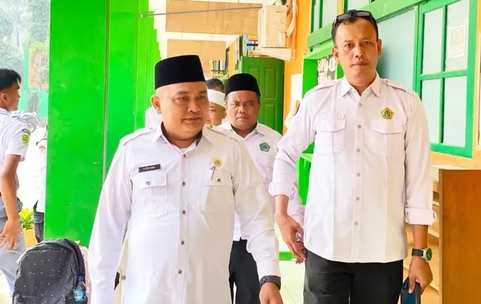 Kepala Kantor Kemenag Solok Selatan Fitriyoni didampingi Kasi Pendis Putra Alizar saat peninjauan lokasi gedung SBSN MAN 1 Solok Selatan.