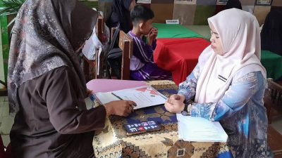 Kepala MIN 1 Solok Selatan Amoy Liza, S.Pd.I saat melakukan Supervisi Sekolah, Sabtu (03/10/2026).