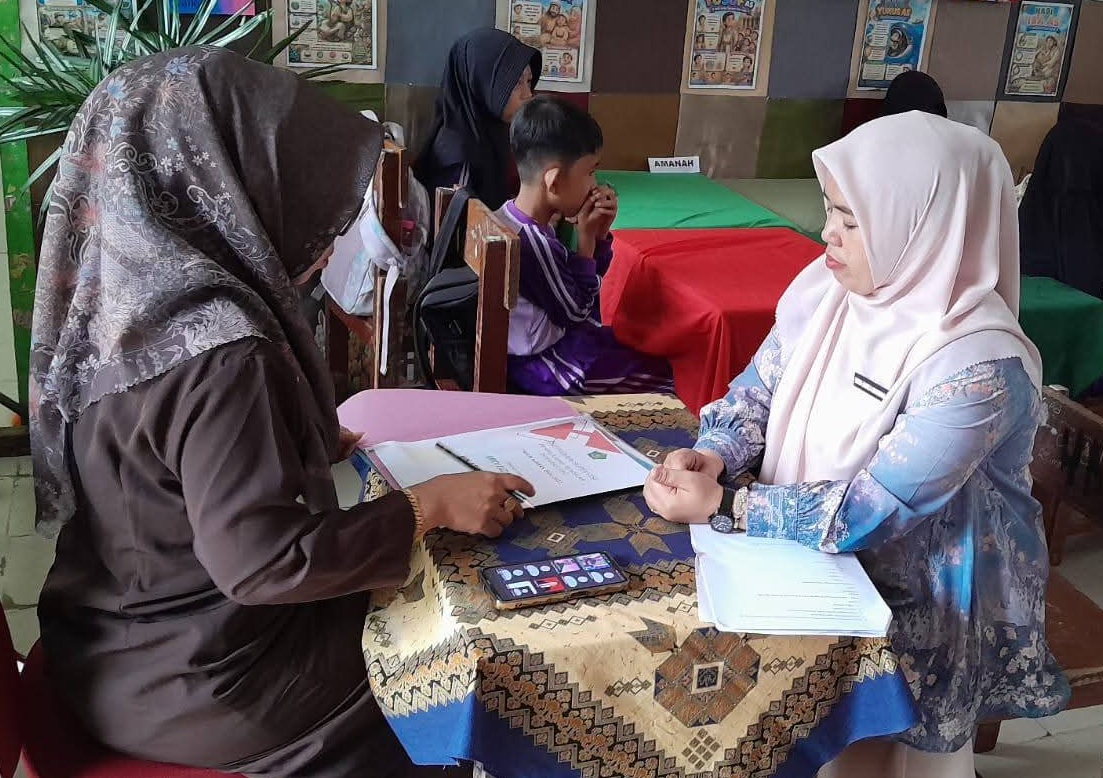 Kepala MIN 1 Solok Selatan Amoy Liza, S.Pd.I saat melakukan Supervisi Sekolah, Sabtu (03/10/2026).  