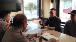 Kalapas kelas IIB Muara Labuh Yudi Hari Yanto bersama Anggota Kapolsek Sungai Pagu saat penjemputan Napi Rutan Kelas IIB Muara Labuh yang kabur.