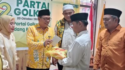 Ketua DPD Golkar Padangpariaman Asmadi saat menyerahkan santunan kepada anak yatim dalam rangkaian kegiatan sosial dengan berbagi santunan anak yatim di sekretariat DPD Golkar, Jalan Sudirman, Pariaman, Jum'at (23/10/2026).