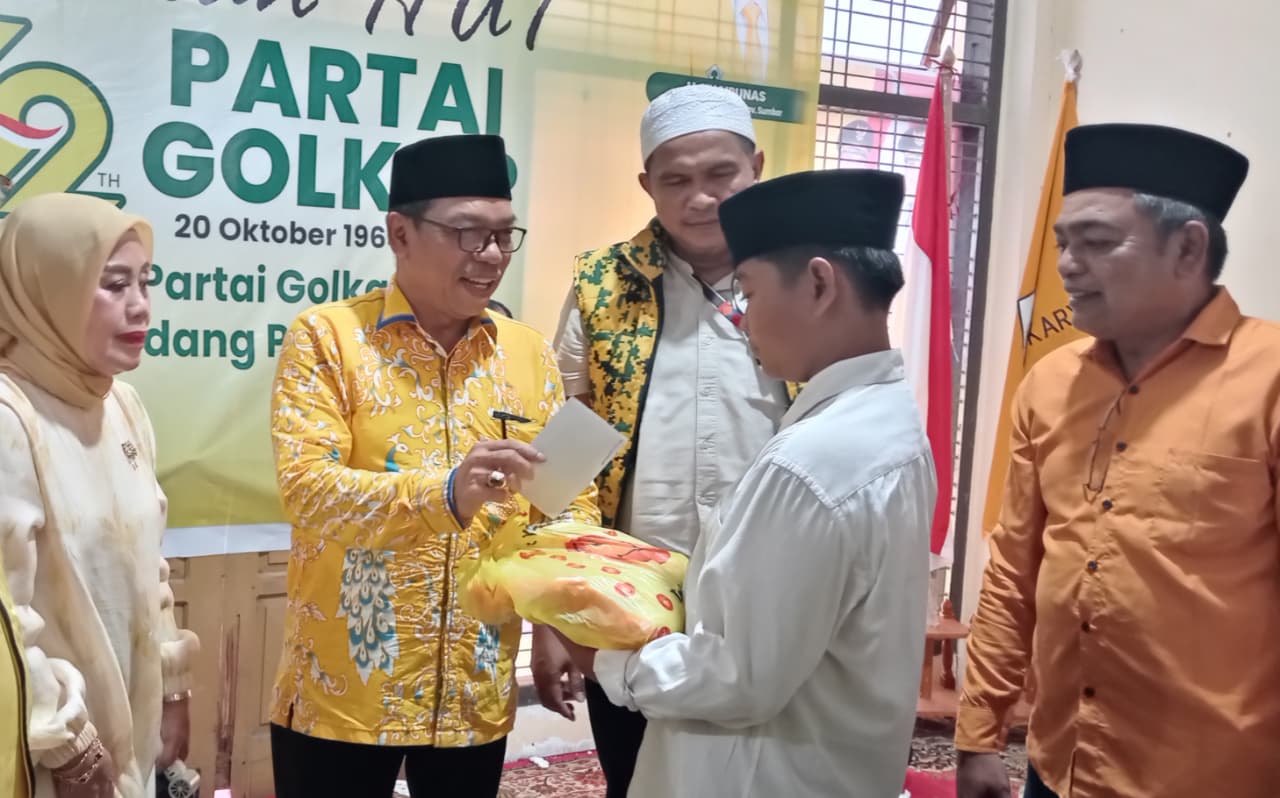Ketua DPD Golkar Padangpariaman Asmadi saat menyerahkan santunan kepada anak yatim dalam rangkaian kegiatan sosial dengan berbagi santunan anak yatim di sekretariat DPD Golkar, Jalan Sudirman, Pariaman, Jum'at (23/10/2026).  