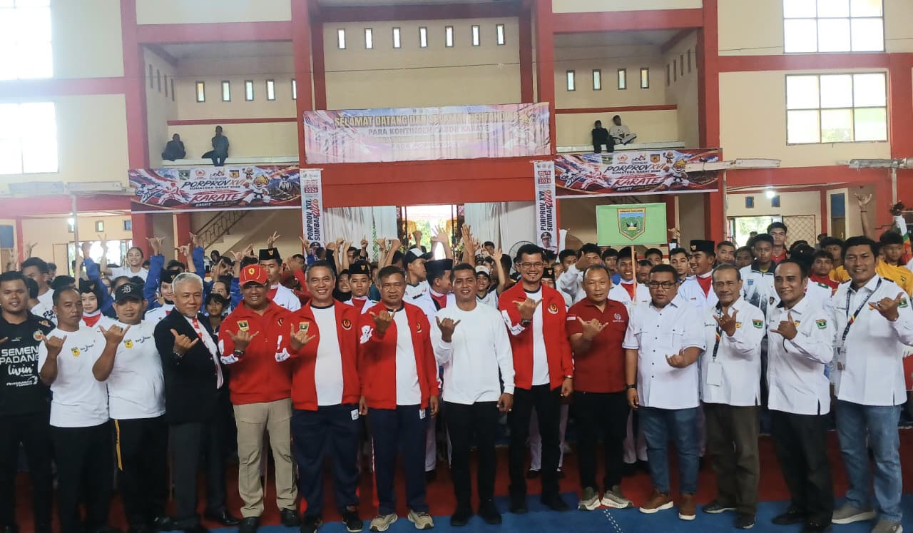 Ketua Forki Sumbar Khairuddin Simajuntak bersama Bupati Solok Jon Firman Pandu dan panitia usai pembukaan Porprov cabang Karate di GOR Batutupang, Kabupaten Solok, Sabtu (10/10/2026).  
