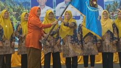 Ketua IKWI Sumbar Erlina, SH saat melantik dan mengukuhkan kepengurusan IKWI Kabupaten Pasaman Barat bersamaan dengan pelantikan Pengurus PWI Pasaman Barat, Kamis (29/10/2026).