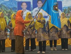 Pertama Kali Dibentuk, Ketua IKWI Sumbar Lantik Pengurus IKWI Pasaman Barat