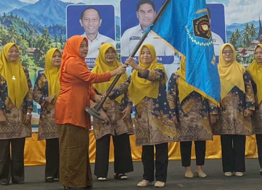 Ketua IKWI Sumbar Erlina, SH saat melantik dan mengukuhkan kepengurusan IKWI Kabupaten Pasaman Barat bersamaan dengan pelantikan Pengurus PWI Pasaman Barat, Kamis (29/10/2026).