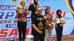 Ketua KONI Kota Padangpanjang Panji Rangga Warman bersama Atlet Sambo yang berhasil meraih medali Emas untuk Kota Padangpanjang, Rabu (07/10/2026).  