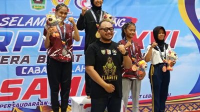 Ketua KONI Kota Padangpanjang Panji Rangga Warman bersama Atlet Sambo yang berhasil meraih medali Emas untuk Kota Padangpanjang, Rabu (07/10/2026).  