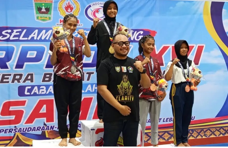 Ketua KONI Kota Padangpanjang Panji Rangga Warman bersama Atlet Sambo yang berhasil meraih medali Emas untuk Kota Padangpanjang, Rabu (07/10/2026).  