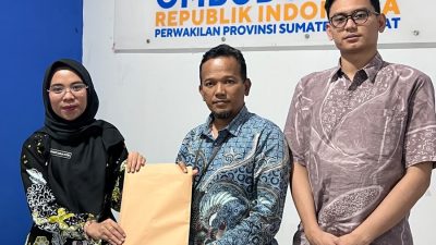 Kepala Perwakilan Ombudsman RI Provinsi Sumatera Barat, Adel Wahidi menyerahkan Laporan Hasil Pemeriksaan (LHP) atas pemeriksaan prakarsa sendiri terhadap SRMP 4 Padang, SRMP 5 Solok dan SRMA 4 Padang.