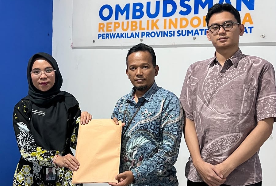 Kepala Perwakilan Ombudsman RI Provinsi Sumatera Barat, Adel Wahidi menyerahkan Laporan Hasil Pemeriksaan (LHP) atas pemeriksaan prakarsa sendiri terhadap SRMP 4 Padang, SRMP 5 Solok dan SRMA 4 Padang. 