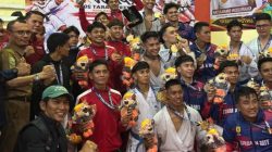 Ketua Panitia Cabor Karate Porprov XVI Yan Stevenson, M.Sn bersama Ketua KONI Kabupaten Solok dan OPD setempat usai penutupan Porprov Cabang Karate di GOR Batutupang Kabupaten Solok, Selasa (13/10/2026).