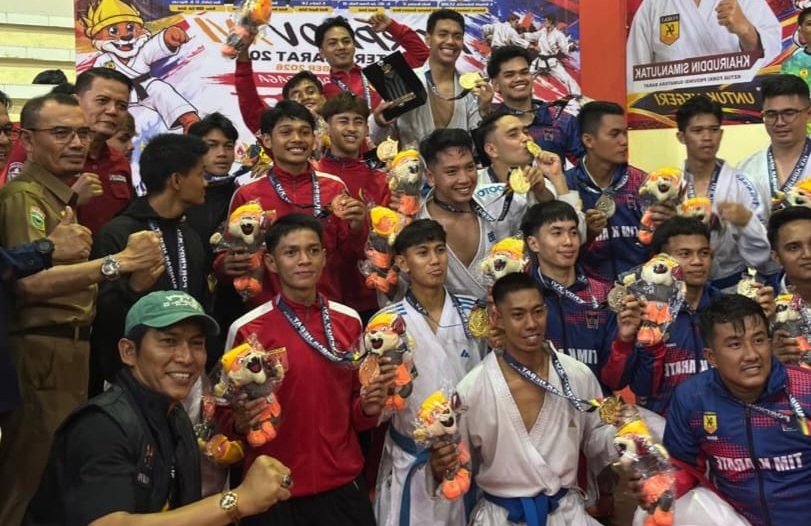 Ketua Panitia Cabor Karate Porprov XVI Yan Stevenson, M.Sn bersama Ketua KONI Kabupaten Solok dan OPD setempat usai penutupan Porprov Cabang Karate di GOR Batutupang Kabupaten Solok, Selasa (13/10/2026).
