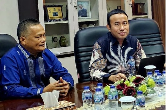 Ketua Senat ISI Padangpanjang Yunaidi S.Sn., M.Sn bersama perwakilan Kemenristekdikti Ade Faisal, ST., M.Sc  
