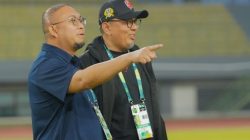 Manajer Semen Padang FC, Braditi Moulevey Rajo Mudo bersama Andre Rosiade dalam pertandingan Semen Padang FC.