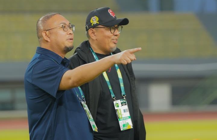 Manajer Semen Padang FC, Braditi Moulevey Rajo Mudo bersama Andre Rosiade dalam pertandingan Semen Padang FC. 