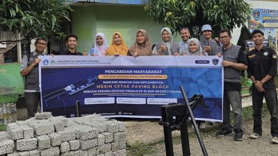 Departemen Teknik Sipil, Fakultas Teknik (FT) menghadirkan mesin cetak paving blok di SMP Negeri 1 Pasaman, Kabupaten Pasaman Barat.