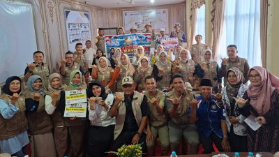 Ketua PGRI Kabupaten Solok Selatan Asbandi, S.Pd, M.Pd bersama anggota saat menyalurkan donasi bencana ke pengurus PGRI Kabupaten Solok, Jum’at (09/10/2026).