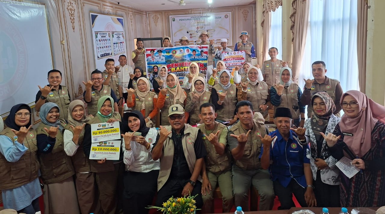Ketua PGRI Kabupaten Solok Selatan Asbandi, S.Pd, M.Pd bersama anggota saat menyalurkan donasi bencana ke pengurus PGRI Kabupaten Solok, Jum’at (09/10/2026).