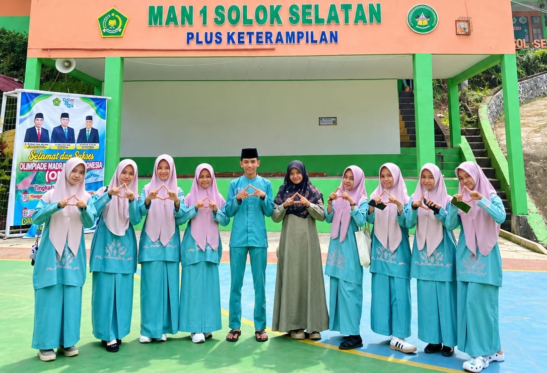 Tujuh siswa terbaik MAN 1 Solok Selatan yang berhasil lolos ke babak final Kompetisi Pelajar Alef Education (KOMPAC) Bahasa Arab jenjang SMA/MA Tingkat Nasional Tahun 2026.  