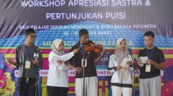 Pelajar menunjukan ketrampilannya saat pentas bersama Apresiasi Sastra dan Perunjukan Puisi yang dilaksanakan di Rumah Budaya, Museum Sastra Indonesia, Aie Angek, X Koto, Tanahadatar, Jumat (30/10/2026).