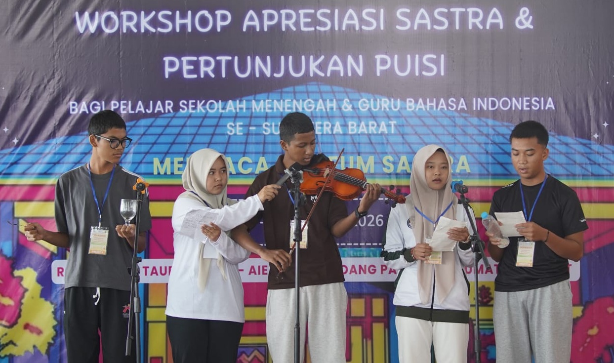 Pelajar menunjukan ketrampilannya saat pentas bersama Apresiasi Sastra dan Perunjukan Puisi yang dilaksanakan di Rumah Budaya, Museum Sastra Indonesia, Aie Angek, X Koto, Tanahadatar, Jumat (30/10/2026).  