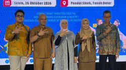 Analis Kebijakan Ahli Madya Kementerian Ekonomi Kreatif Dra. Rita Dwi Kartika Urami, ME bersama Asisten Perekonomian dan Pembangunan Setdakab Tanahdatar Ten Feri, ST., M.Si dan narasumber Workshop SIAP Jasa Teknologi Informasi dan Komunikasi, Senin (26/10/2026)