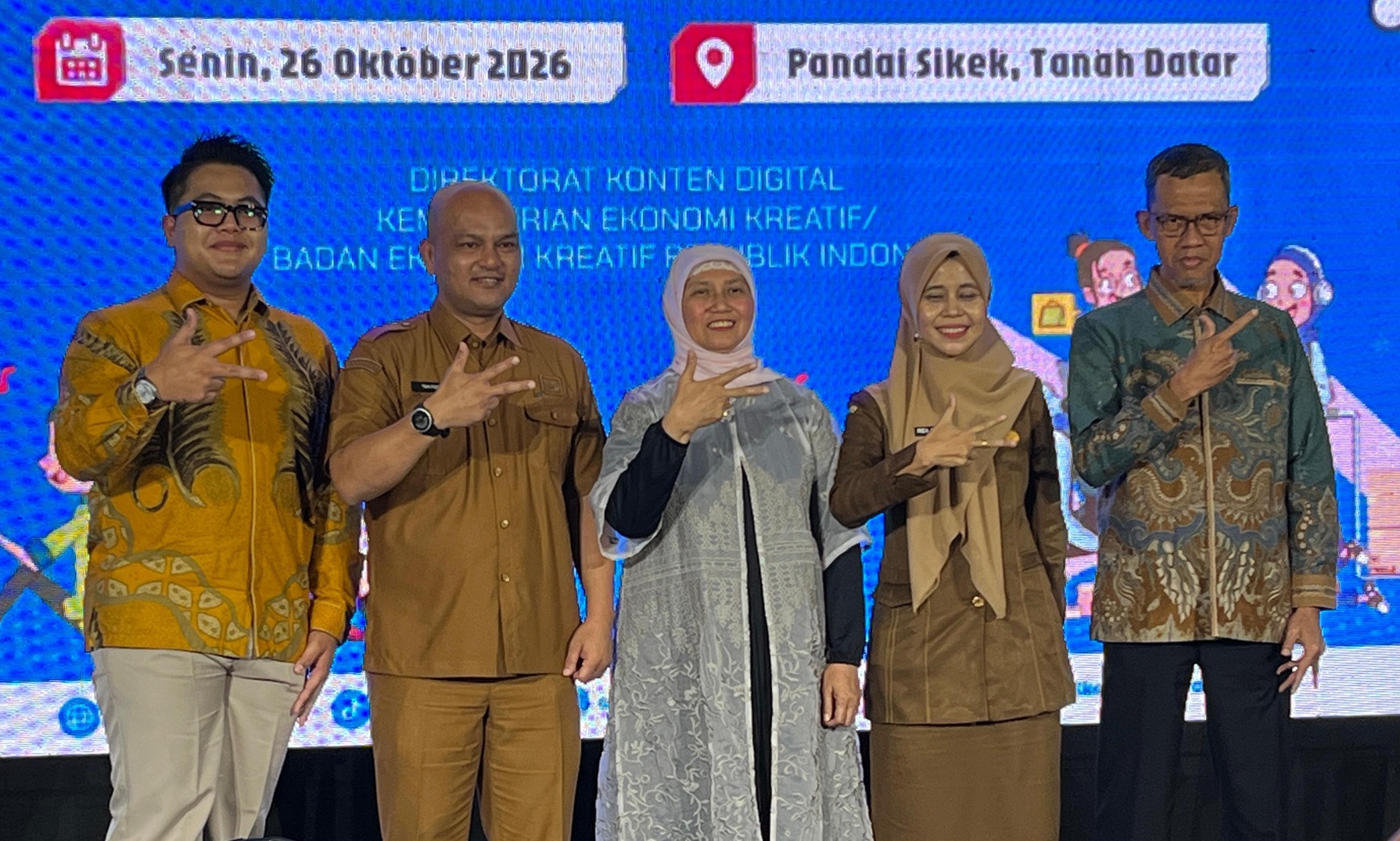 Analis Kebijakan Ahli Madya Kementerian Ekonomi Kreatif Dra. Rita Dwi Kartika Urami, ME bersama Asisten Perekonomian dan Pembangunan Setdakab  Tanahdatar Ten Feri, ST., M.Si dan narasumber Workshop SIAP Jasa Teknologi Informasi dan Komunikasi, Senin (26/10/2026)