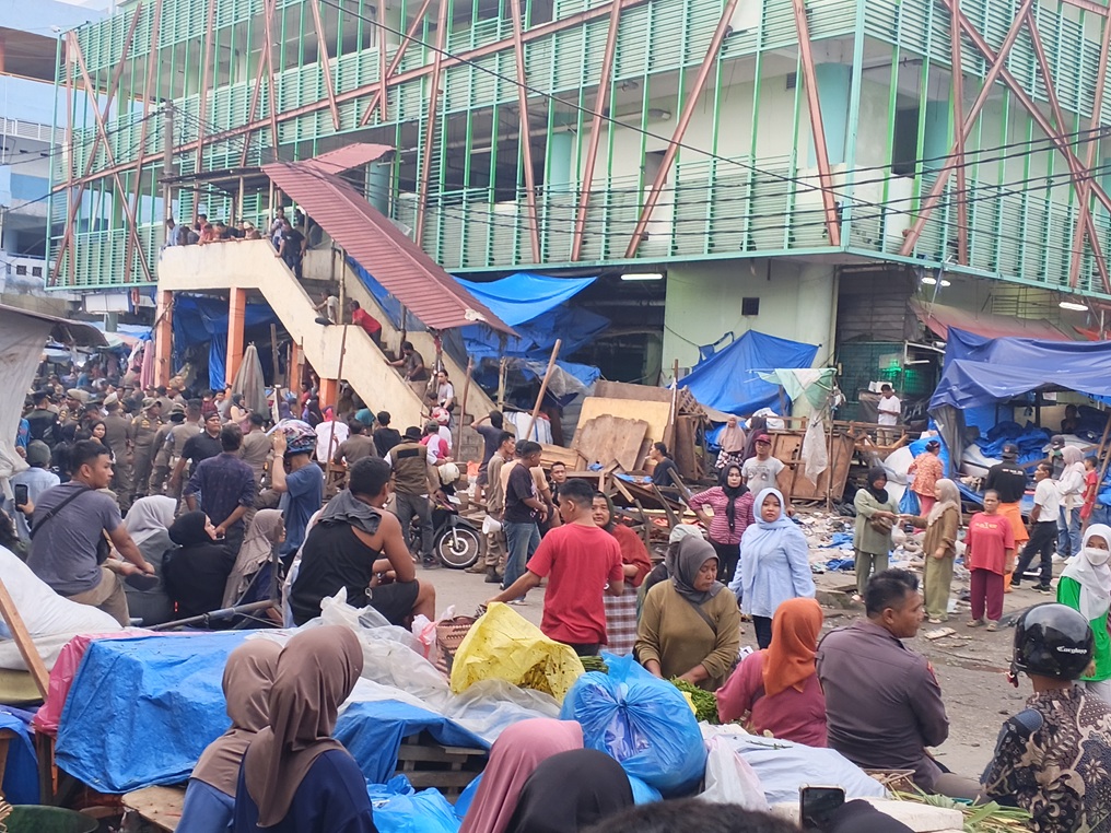 Penertiban dan relokasi pedagang kaki lima di Pasarraya Padang.