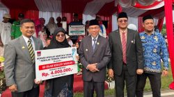 Penyerahan reward Sekolah Adiwiyata Tingkat Kota Padang kepada Kepala SD Islam Kreatif Makkah, Dwi Agustina Wulandari, S.Pd.