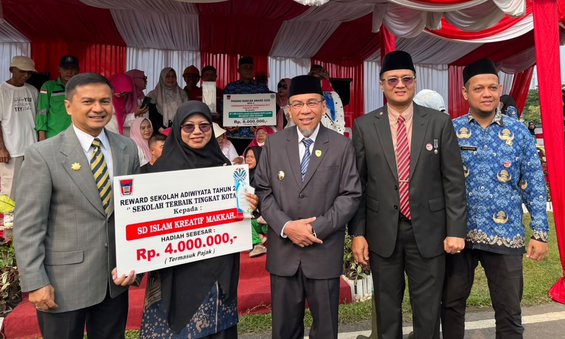 Penyerahan reward Sekolah Adiwiyata Tingkat Kota Padang kepada Kepala SD Islam Kreatif Makkah, Dwi Agustina Wulandari, S.Pd.