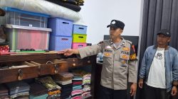 Personel Polsek Padangpanjang saat memeriksa tempat kejadian pencurian di Jalan A. Rivia, samping Kantor DPRD Kota Padangpanjang, Guguk Malintang, Senin (19/10/2026).