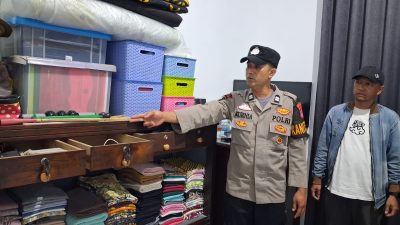 Personel Polsek Padangpanjang saat memeriksa tempat kejadian pencurian di Jalan A. Rivia, samping Kantor DPRD Kota Padangpanjang, Guguk Malintang, Senin (19/10/2026).