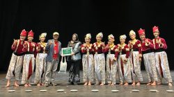 Pimpinan Sanggar Titian Aka bersama penari menerima penghargaan usai tampil pada penutupan FKI+ XIII di Gedung Pertunjukan Hoeridjah Adam ISI Padangpanjang, Sabtu (24/10/2026) malam.