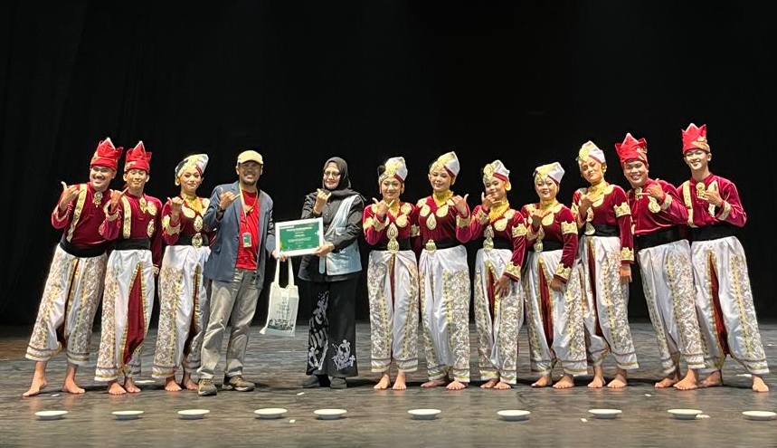 Pimpinan Sanggar Titian Aka bersama penari menerima penghargaan usai tampil pada penutupan FKI+ XIII di Gedung Pertunjukan Hoeridjah Adam ISI Padangpanjang, Sabtu (24/10/2026) malam.