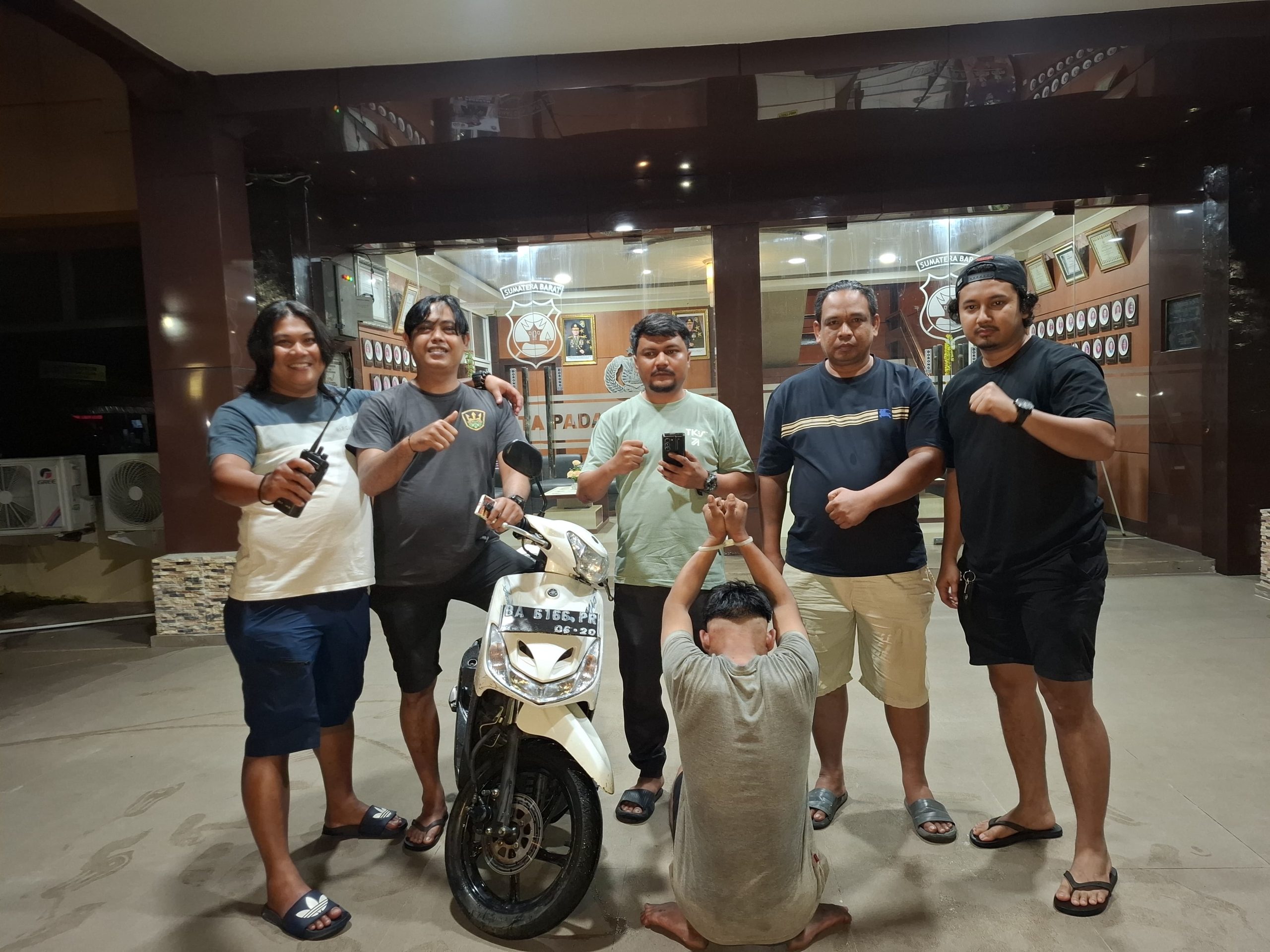 Tim Klewang Polresta Padang saat mengamankan resedivis kasus Curanmor di Pasar Gaung, Kota Padang.